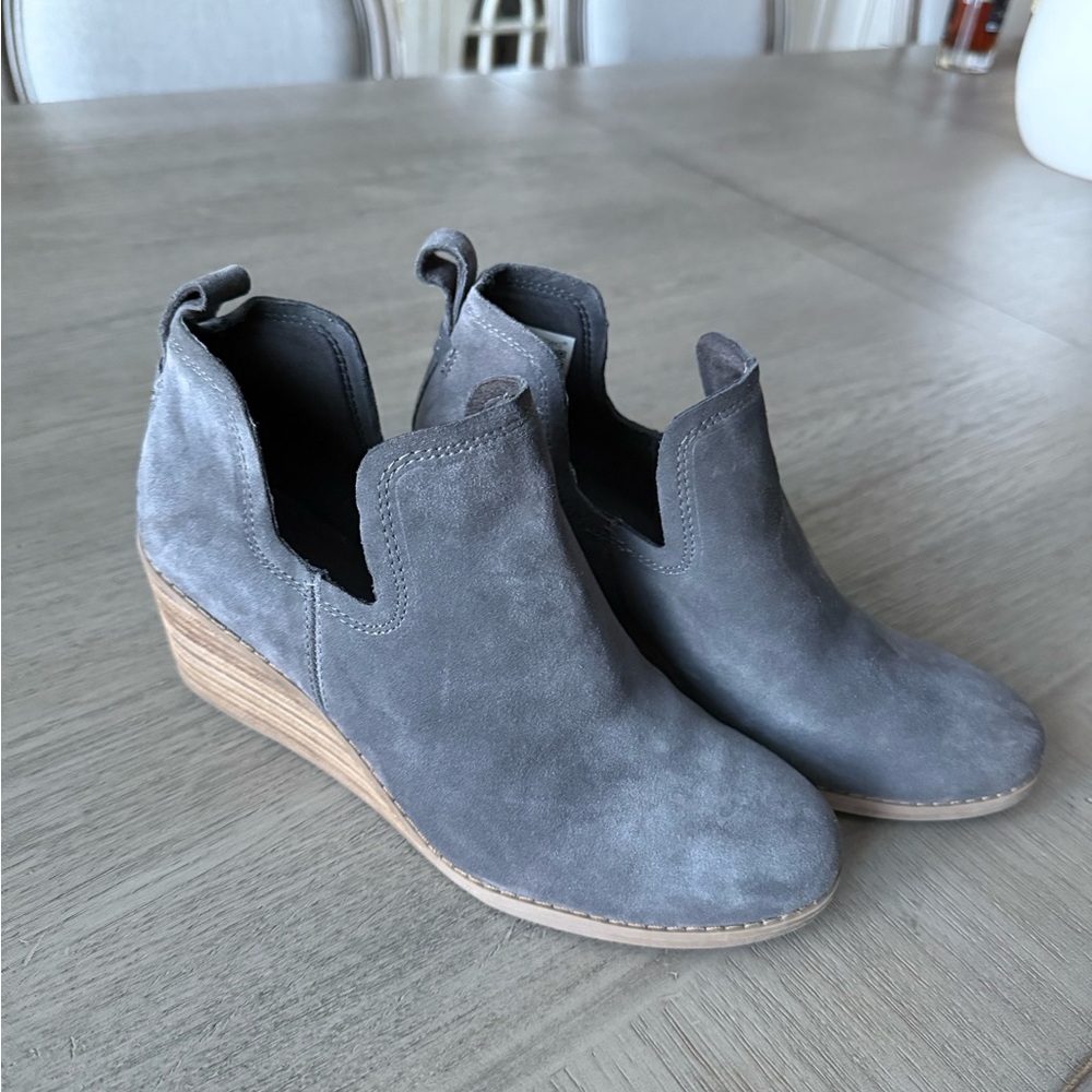 TOMS Kallie Wedge Bootie in Gray Women's Size 7.5 W Boots Suede Pavement